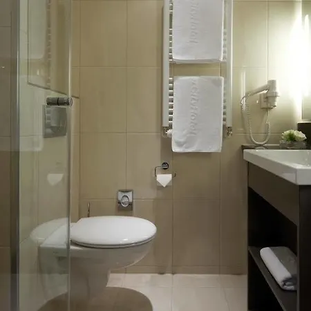 Intercityhotel Hauptbahnhof 4*